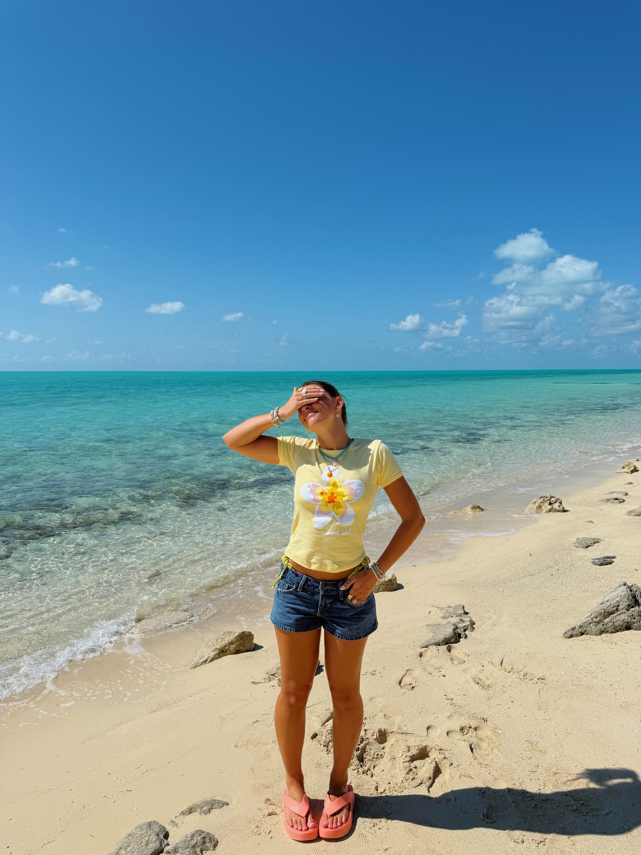 ヘザーブラウン　ジクレー　Yellow Plumeria Plumeria Yellow Flower Tee – The Beach Club Shop